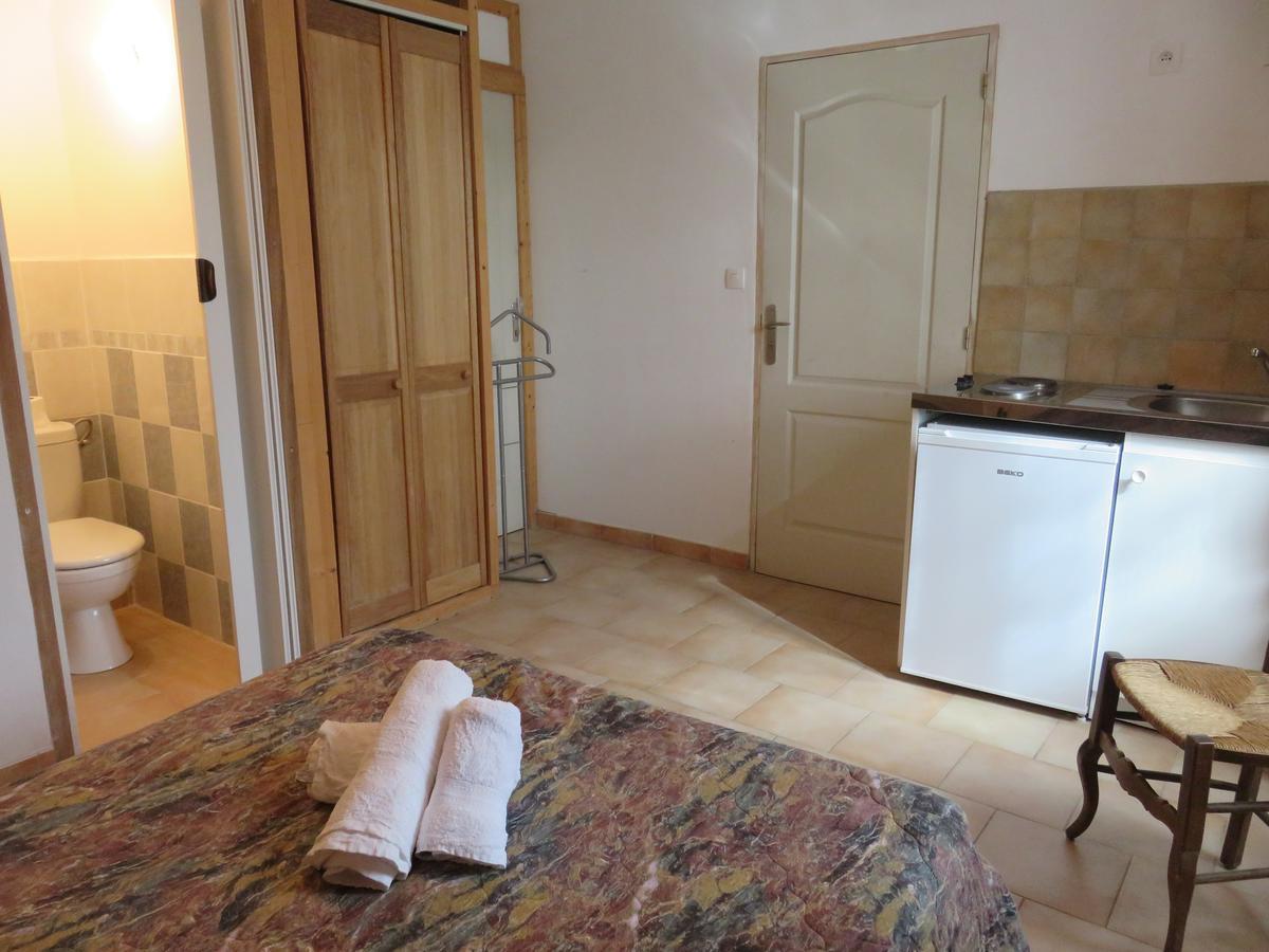 Cafe De La Place Gite & Chambres D'Hotes "Lou Pastre" Lanuejols  Екстер'єр фото